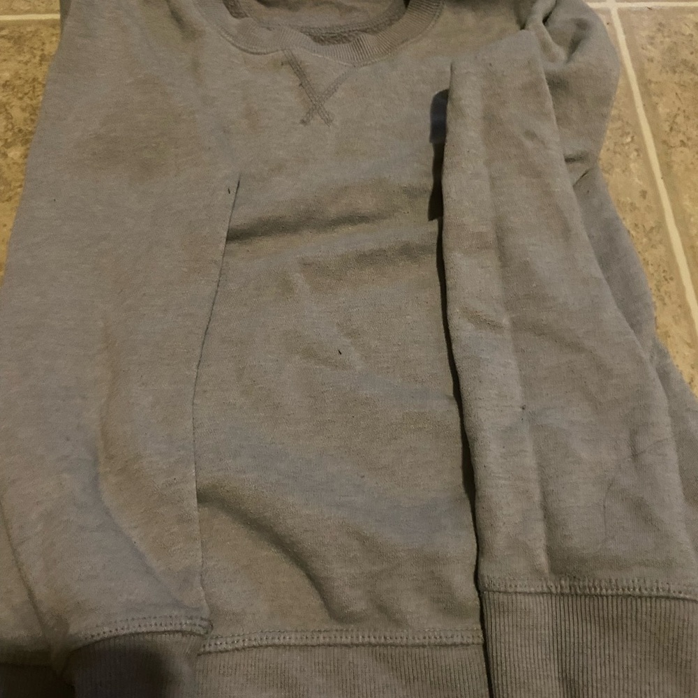 grey sweatshirt